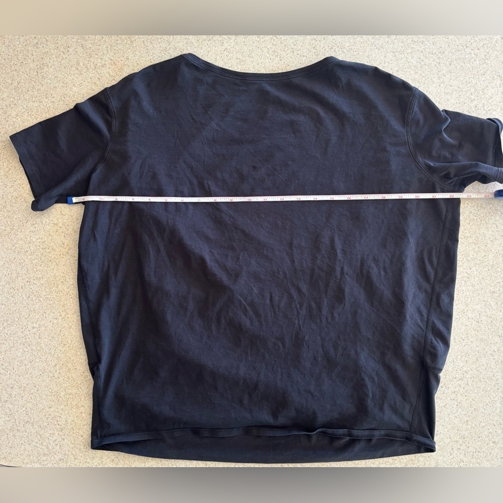 Lululemon Back in Action black tee size 6 (see pic for pit to pit)